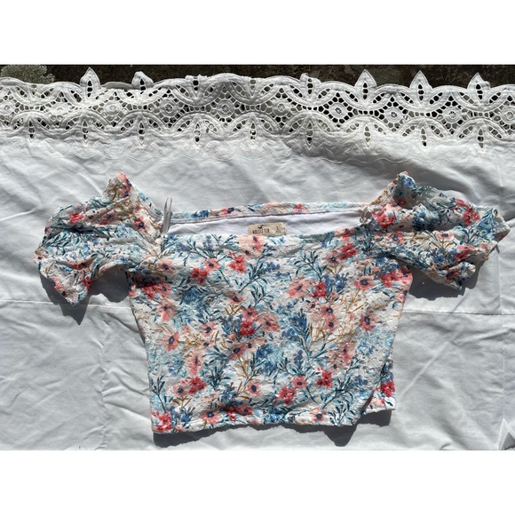 Hollister Tops - Large Hollister off the shoulder lace floral crop